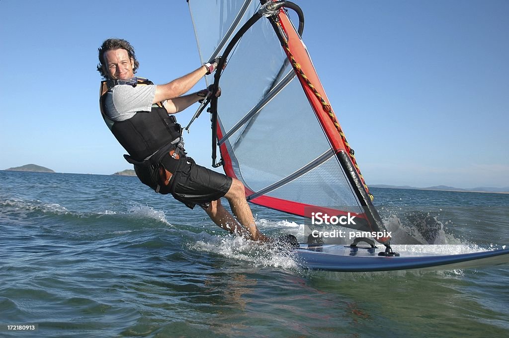 Hombre adulto windsurf diversión! - Foto de stock de Windsurf libre de derechos