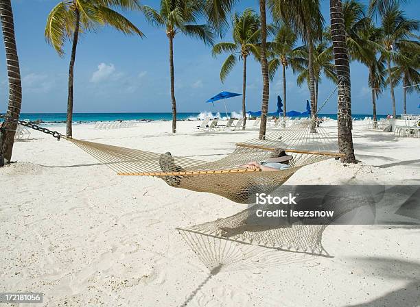 Amaca Sulla Spiaggia Nei Pressi Di Alberi Di Palma - Fotografie stock e altre immagini di Adulto - Adulto, Amaca, Clima tropicale