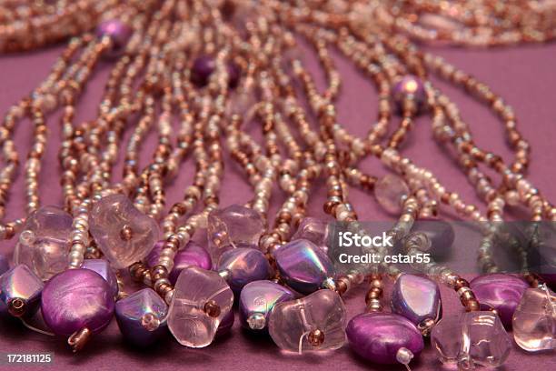 Фиолетовый Бусинами Макро — стоковые фотографии и другие картинки Бусина - Бусина, Горизонтальный, Драгоценность