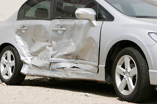 accidente de coche - dented car crash accident fotografías e imágenes de stock