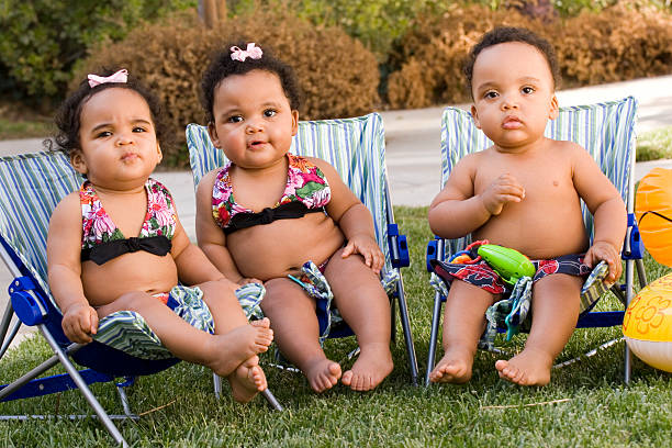 bébés au soleil - little girls fun lifestyle handcarves photos et images de collection