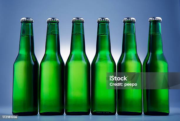 Cerveza Foto de stock y más banco de imágenes de Botella de cerveza - Botella de cerveza, Fila - Arreglo, Abstracto