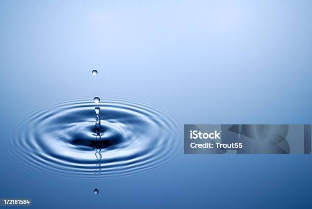 Gota De Água - Fotografias de stock e mais imagens de Azul - Azul, Cair, Chapinhar