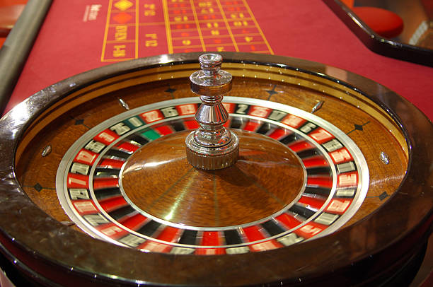 torno de hilar en acción - roulette table fotografías e imágenes de stock