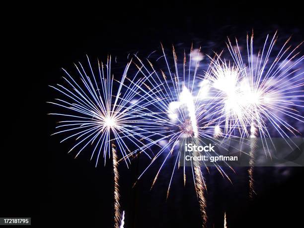 Azuis Fogos De Artifício - Fotografias de stock e mais imagens de 4 de Julho - 4 de Julho, Ao Ar Livre, Azul