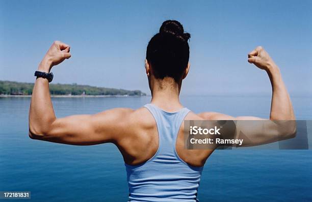 Mulher Dobrando - Fotografias de stock e mais imagens de Adulto - Adulto, Afro-americano, Ao Ar Livre