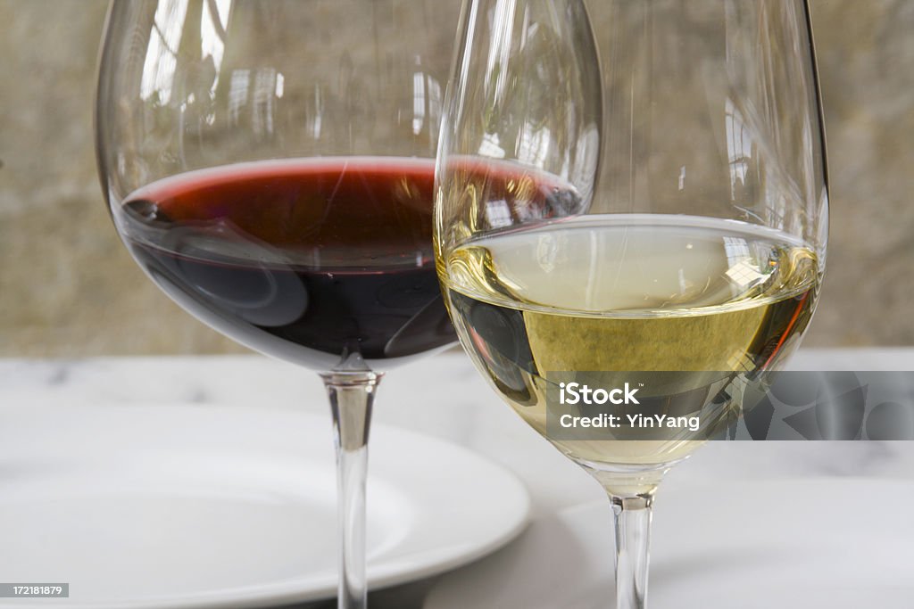 Wineglasses ambiente y lugar en la mesa de comedor en el restaurante - Foto de stock de Mármol - Roca libre de derechos