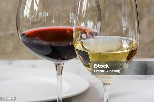 Wineglasses Ambiente Y Lugar En La Mesa De Comedor En El Restaurante Foto de stock y más banco de imágenes de Mármol - Roca