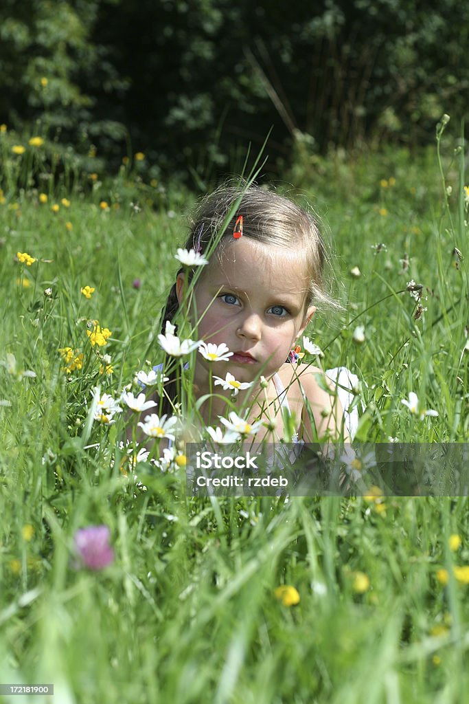 Linda menina com flores - Foto de stock de Adolescente royalty-free