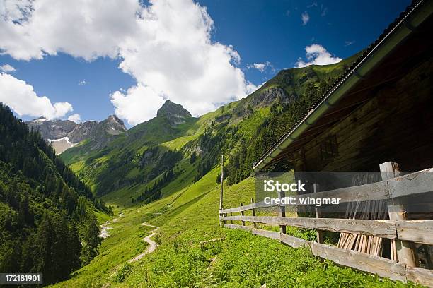 Foto de Alpine Verão Hut e mais fotos de stock de Alpes europeus - Alpes europeus, Azul, Bosque - Floresta