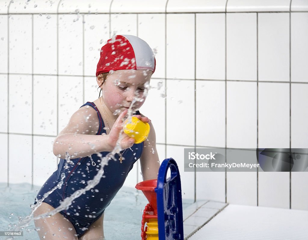 Bambina con giocattoli in piscina - Foto stock royalty-free di 6-7 anni