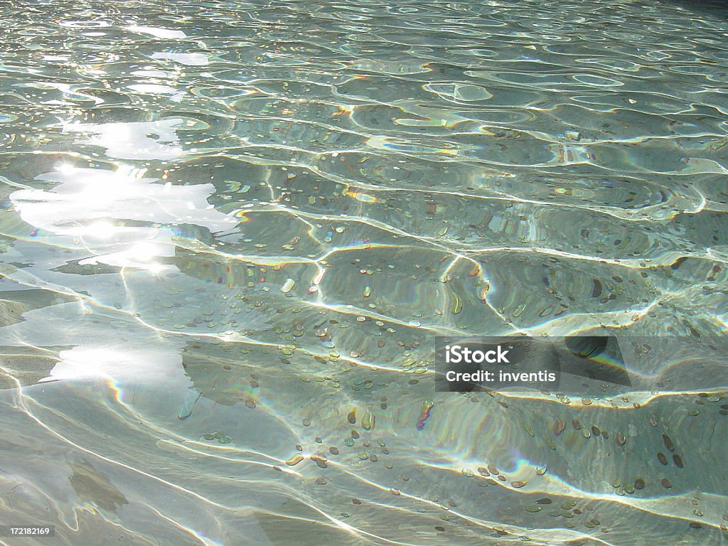 Moedas em água - Foto de stock de Fonte royalty-free