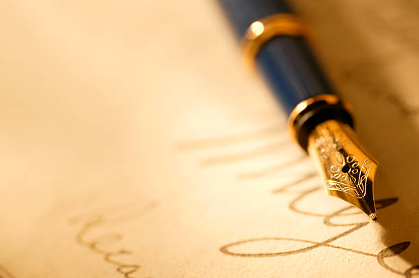 close-up de caneta-tinteiro e exclusiva - writing pen letter fountain pen - fotografias e filmes do acervo