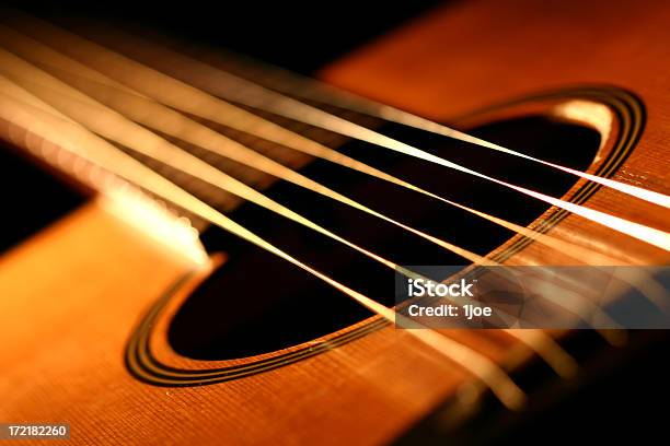 光沢のあるストリング - アコースティックギターのストックフォトや画像を多数ご用意 - アコースティックギター, 暗い, エンタメ総合