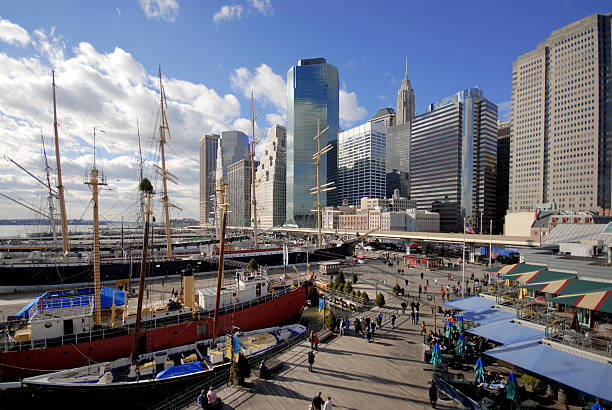 lower manhattan, en south street seaport - river passenger ship nautical vessel military ship fotografías e imágenes de stock