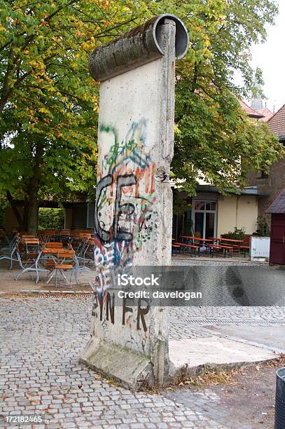 Część Stary Mur Berliński Znajduje Się Teraz W Ansbach Niemcy - zdjęcia stockowe i więcej obrazów Mur berliński