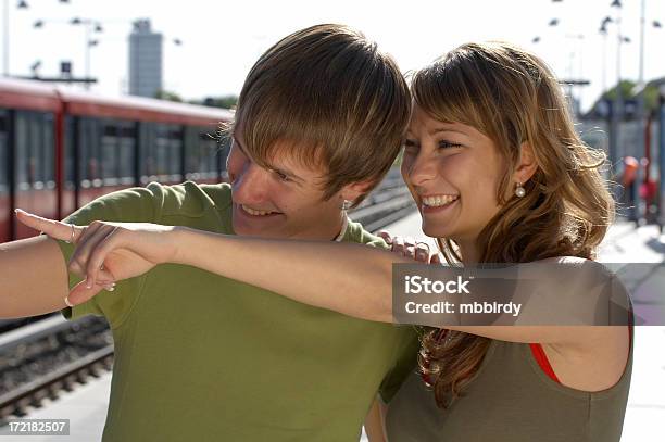Glückliche Teenager In Love Stockfoto und mehr Bilder von 16-17 Jahre - 16-17 Jahre, Aufregung, Cool und Lässig