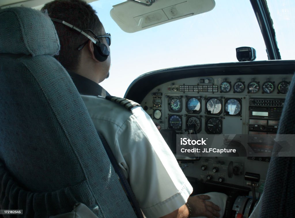 Pilota nella cabina di pilotaggio - Foto stock royalty-free di Aeroplano