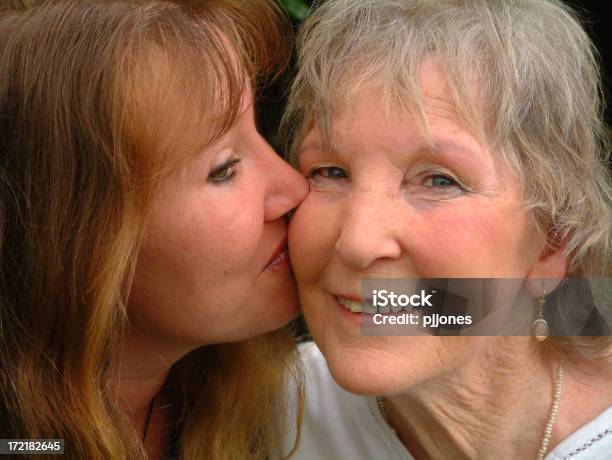 Beijo - Fotografias de stock e mais imagens de Abraçar - Abraçar, Adulto, Alegria