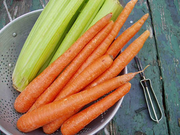 carote e sedano & antico con sbucciatore-verdure fresche - jackie stewart foto e immagini stock