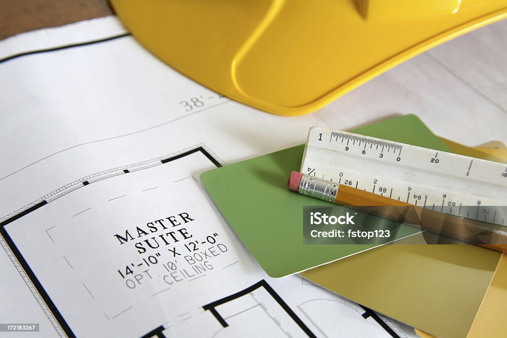 plans des appartements avec règle, crayon et hard hat - Photo de Appartement libre de droits