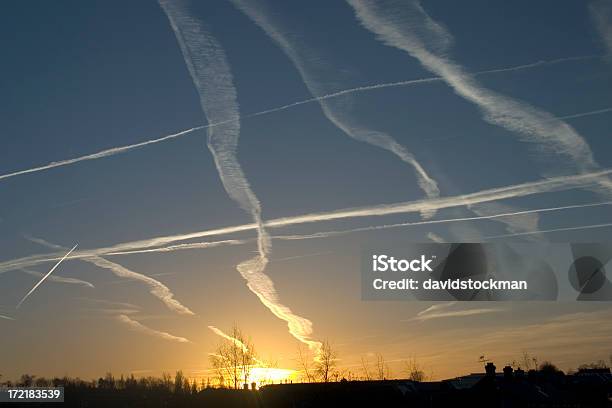 Lotado Céu - Fotografias de stock e mais imagens de Gases - Gases, Rasto de Fumo de Avião, Avião