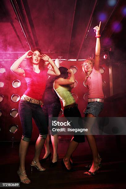 Foto de Meninas Dançando Em Discoteca e mais fotos de stock de 20 Anos - 20 Anos, Adulto, Amizade