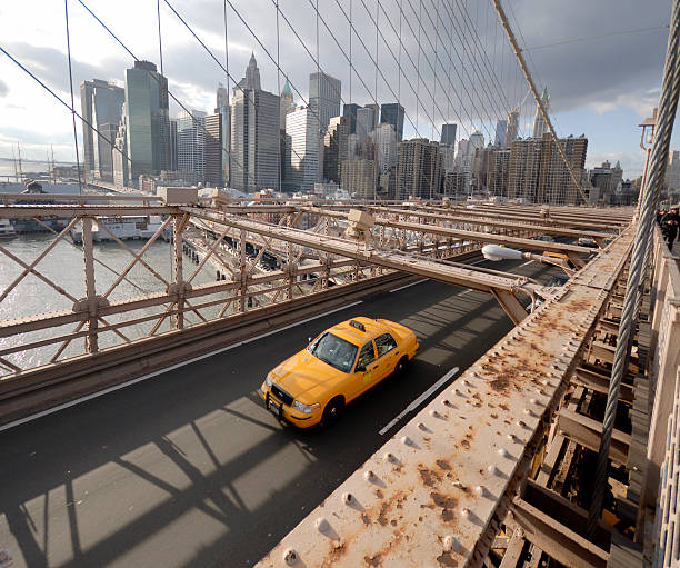 most brookliński na dolny manhattan - brooklyn bridge taxi new york city brooklyn zdjęcia i obrazy z banku zdjęć