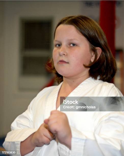 Karate Chica Foto de stock y más banco de imágenes de Acoso escolar - Acoso escolar, Adolescente, Arte