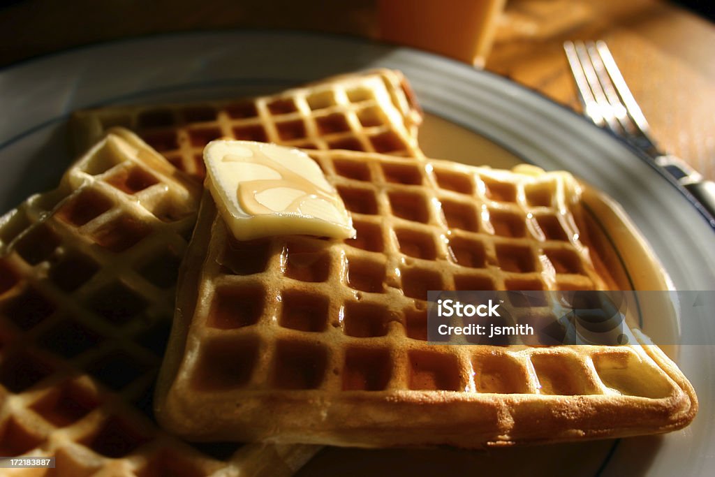 Waffles con jarabe y la mantequilla en placa - Foto de stock de Cafetería de carretera libre de derechos