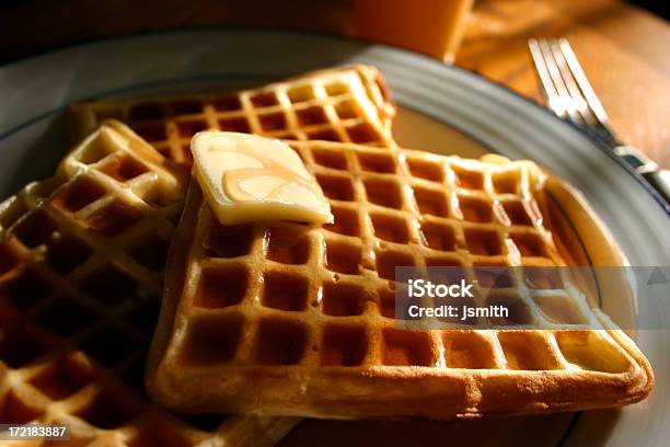 Waffles Con Jarabe Y La Mantequilla En Placa Foto de stock y más banco de imágenes de Cafetería de carretera - Cafetería de carretera, Gofre, Alimento