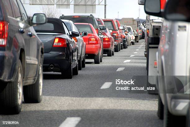 Tráfico En Autopista Jam Foto de stock y más banco de imágenes de Copia de seguridad - Copia de seguridad, Día, Tráfico