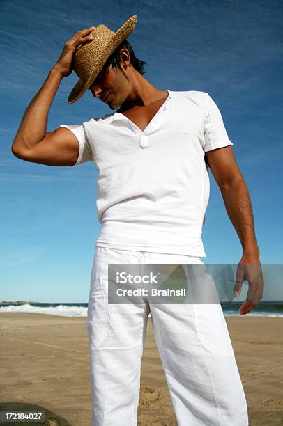 Człowiek Na Plaży - zdjęcia stockowe i więcej obrazów Mężczyźni - Mężczyźni, Panama - Słomiany kapelusz, Aktywny tryb życia