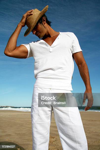 Foto de Homem Na Praia e mais fotos de stock de Chapéu de Panamá - Chapéu de Panamá, Homens, Adulto