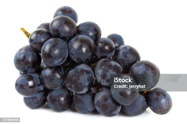 Pęk Czarnych Winogron Nioski - zdjęcia stockowe i więcej obrazów Czerwone winogrono - Czerwone winogrono, Neutralne tło, Białe tło