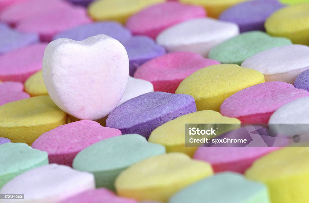 Rangées de bonbons coeurs avec un coeur blanc sur le dessus. - Photo de Coeur - Symbole d'une idée libre de droits