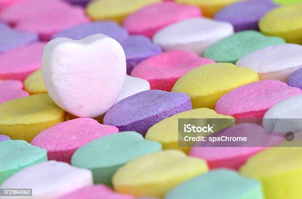 열 사탕 하트 흰색 심장 위에 사탕에 대한 스톡 사진 및 기타 이미지 - 사탕, 하트 모양, 접사 촬영