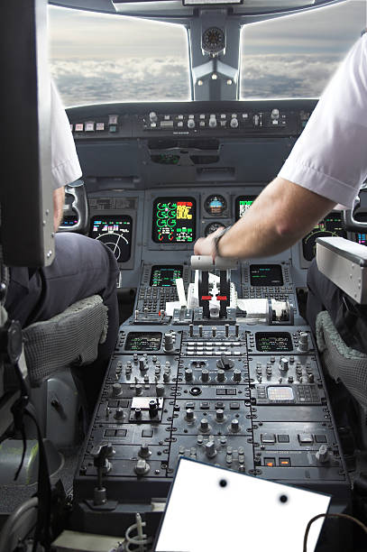 пилоты на работе - piloting business travel equipment instrument of measurement стоковые фото и изображения