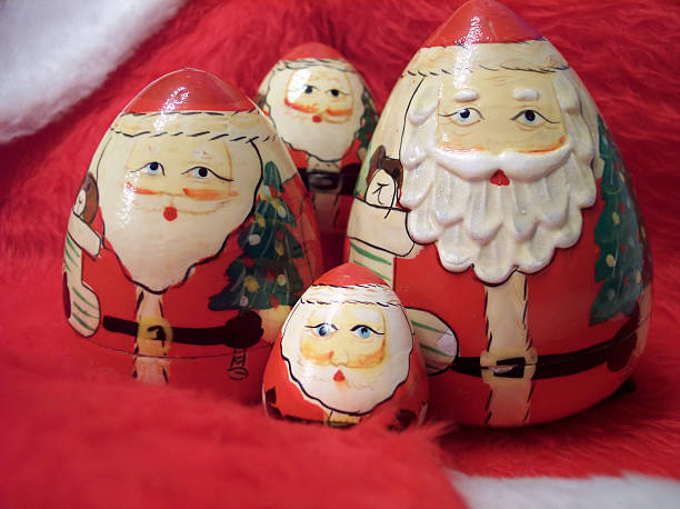 natale famiglia macro - santa claus babushka christmas decoration foto e immagini stock