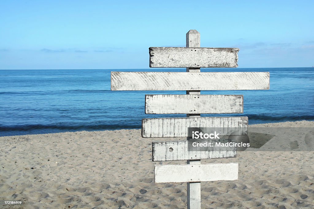 Vuoto segno di legno sulla spiaggia - Foto stock royalty-free di To The Beach-segnale inglese