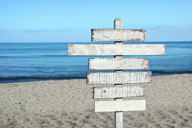 vuoto segno di legno sulla spiaggia - sign beach wood beach sign foto e immagini stock