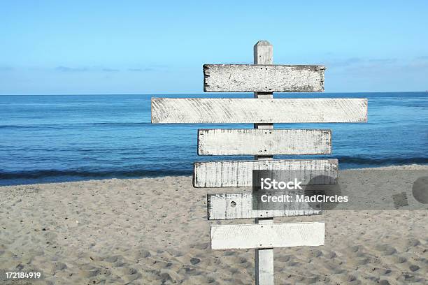 Vuoto Segno Di Legno Sulla Spiaggia - Fotografie stock e altre immagini di To The Beach-segnale inglese - To The Beach-segnale inglese, Spiaggia, Segnale