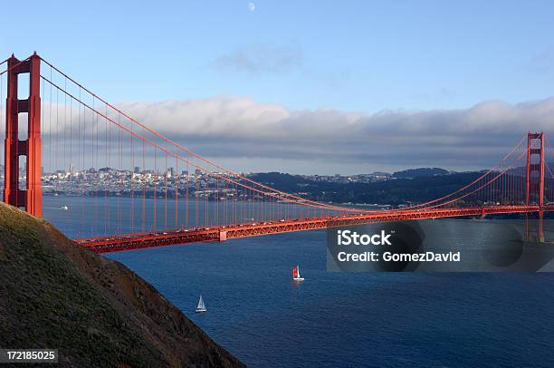 Golden Gate Bridge E San Francisco - Fotografie stock e altre immagini di Acqua - Acqua, Ambientazione esterna, Baia