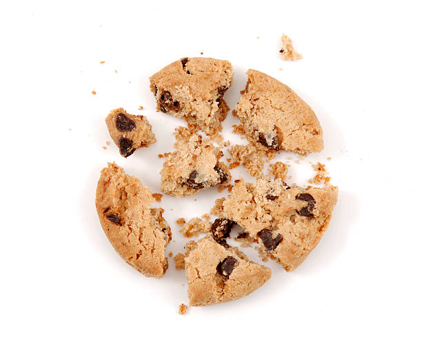 broken pedacitos de chocolate - chocolate chip cookie cookie preparing food chocolate fotografías e imágenes de stock