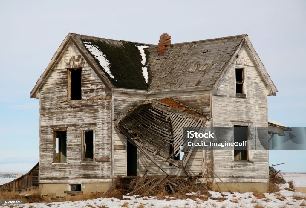 Antiga casa - Foto de stock de Abandonado royalty-free