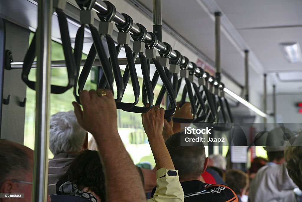 Zbliżenie ludzi, trzymając na stojąc w autobusie - Zbiór zdjęć royalty-free (Autobus)