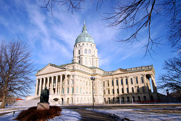 kansas state capitol di alberi - kansas topeka state capital foto e immagini stock