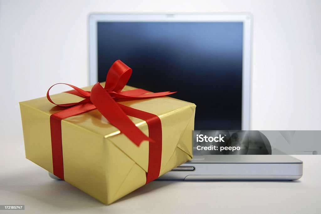 e comércio de presentes e laptop - Foto de stock de Aniversário royalty-free