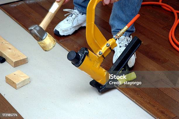 Photo libre de droit de Parquet En Bois Dur De Linstallation banque d'images et plus d'images libres de droit de Installer - Installer, Sol - Caractéristiques d'une construction, Bois massif