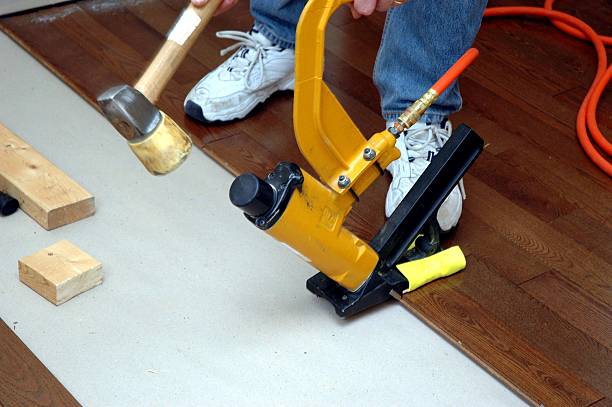 instalação de piso de madeira-de-lei - wood laminate flooring floor nail hammer - fotografias e filmes do acervo